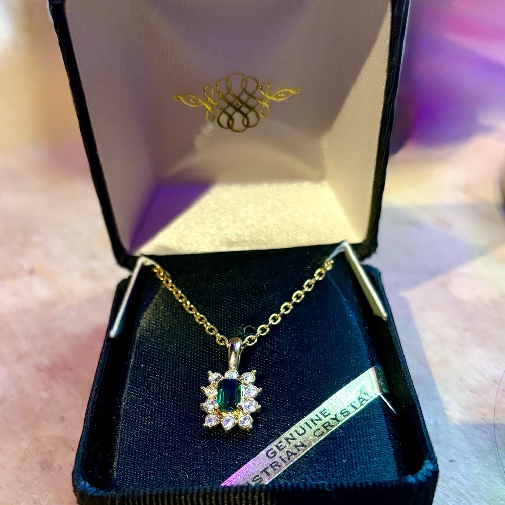 Elegant Gold and Green Pendant Necklace